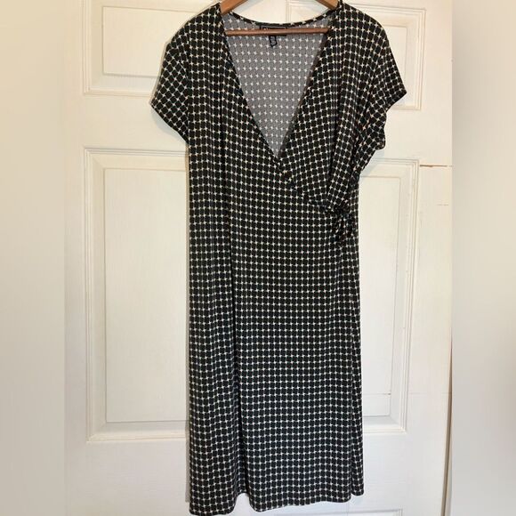 Elementz Dresses & Skirts - Element Z faux wrap dress, short sleeve, pattern, excellent condition, PXL